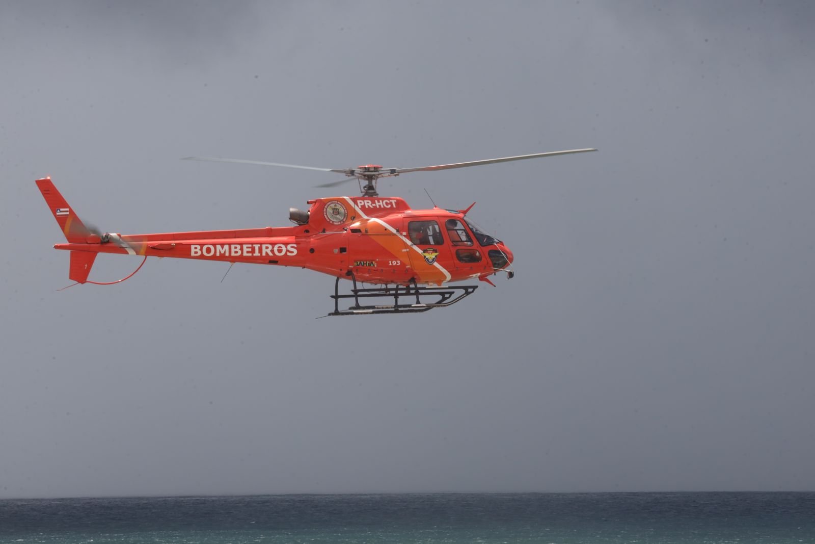 Operação Verão reforça resgates aquáticos com uso de aeronaves no litoral da Bahia ação integra a Operação Verão 2025/2026 e demonstrou como o emprego de aeronaves, aliado ao apoio de drones e de equipes em solo